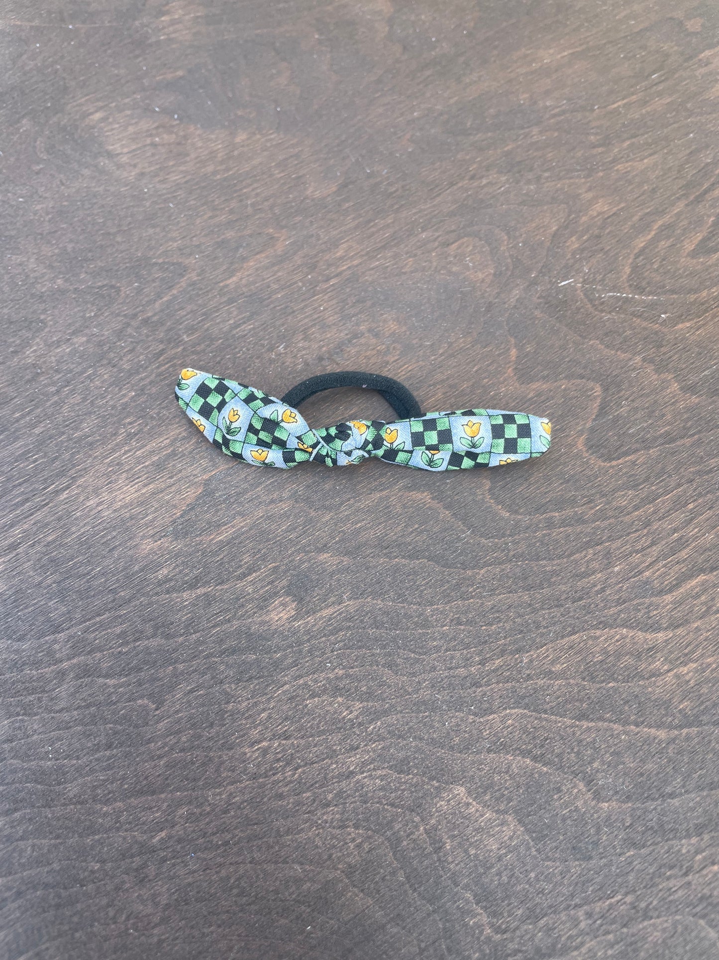 Retro tulips hair tie